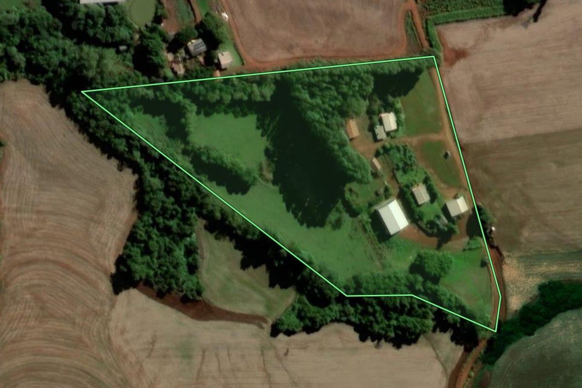 Imagem de satélite do imóvel rural em Santo Ângelo (RS), com o contorno declarado no CAR desenhado por cima.