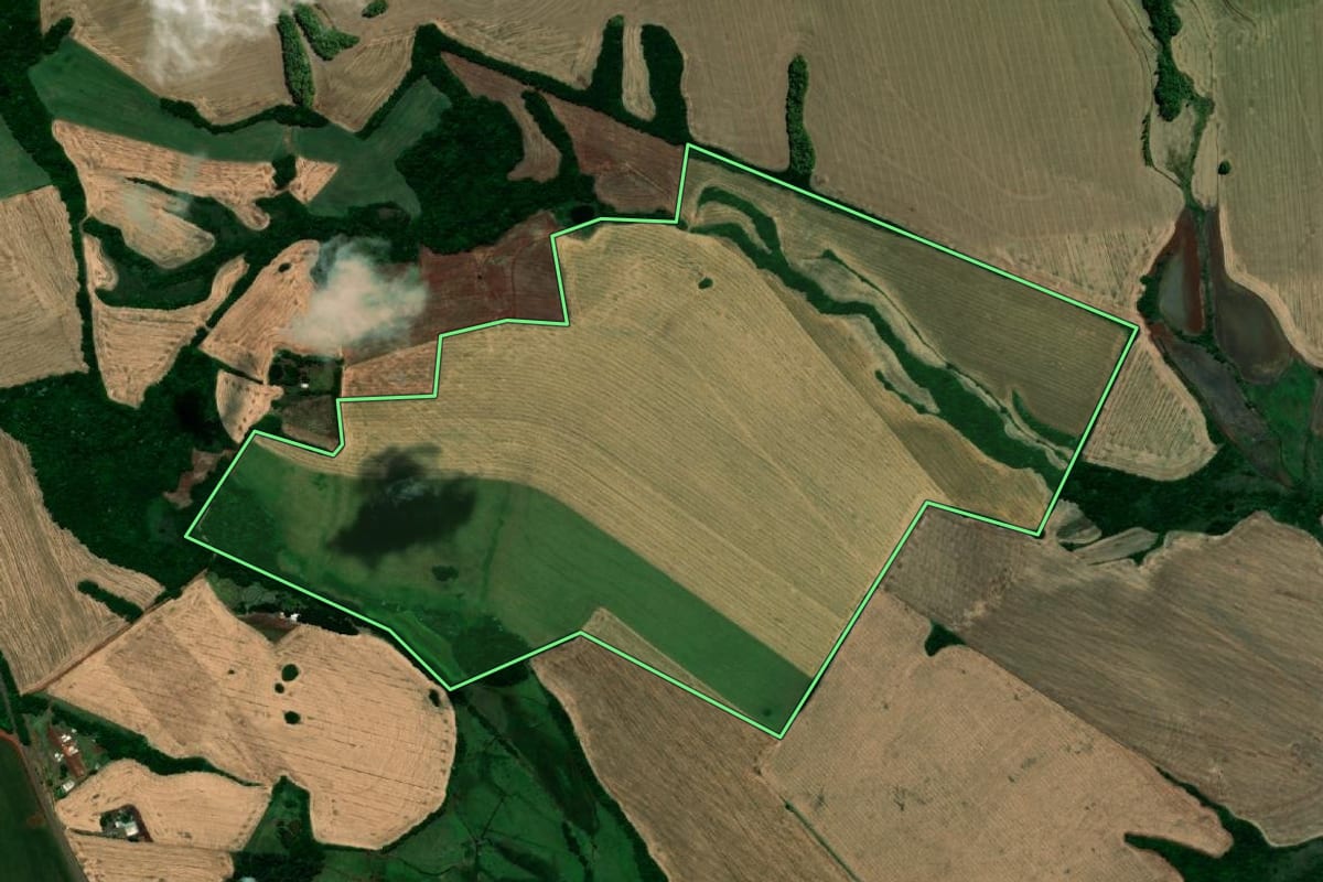 Imagem de satélite do imóvel rural em Santo Ângelo (RS), com o contorno declarado no CAR desenhado por cima.