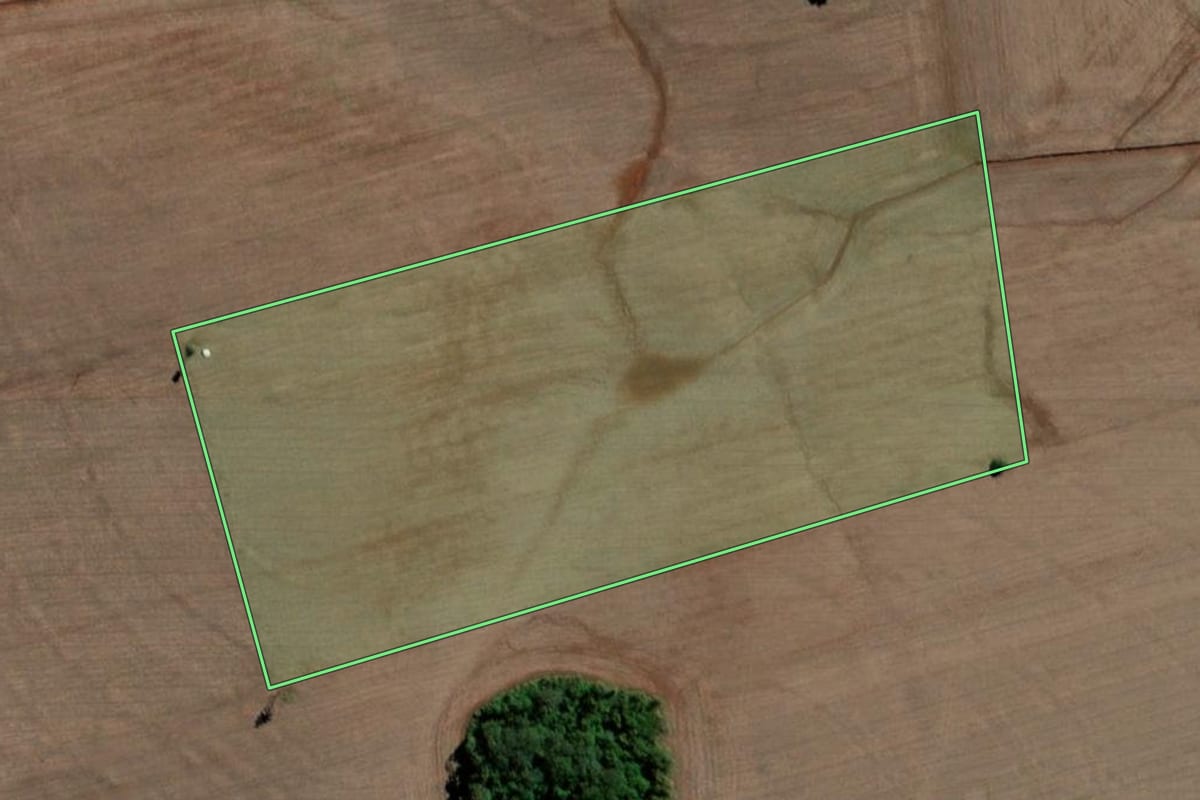 Imagem de satélite do imóvel rural em Santo Ângelo (RS), com o contorno declarado no CAR desenhado por cima.