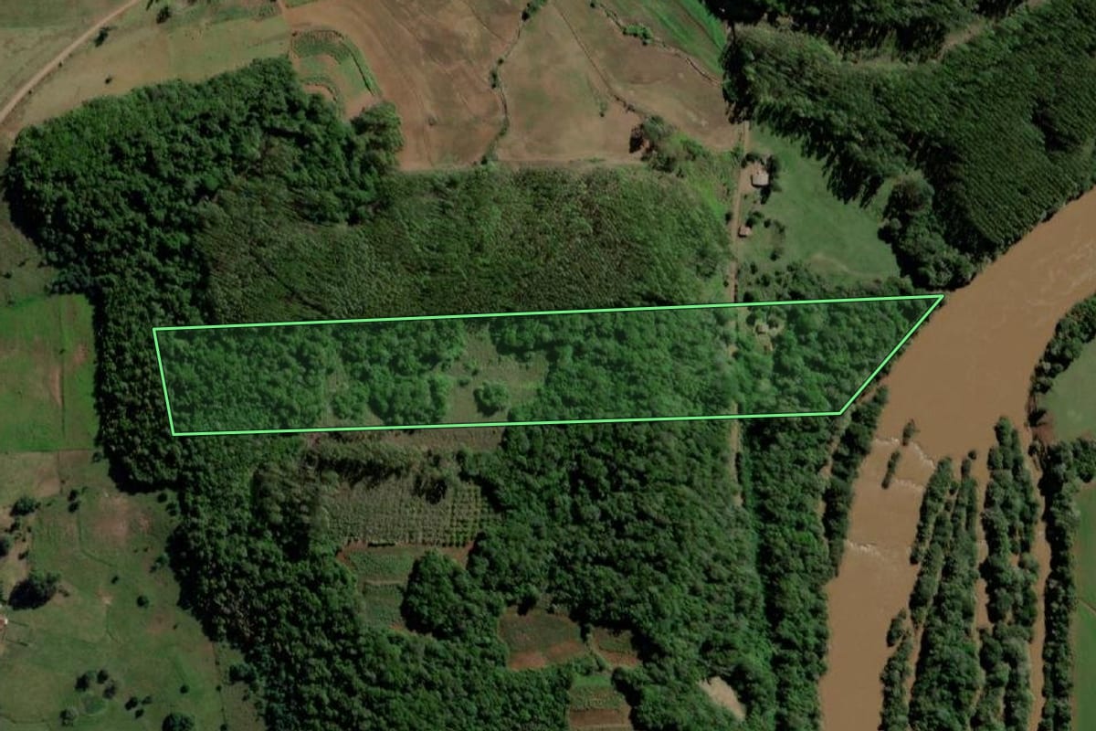 Imagem de satélite do imóvel rural em Santo Ângelo (RS), com o contorno declarado no CAR desenhado por cima.