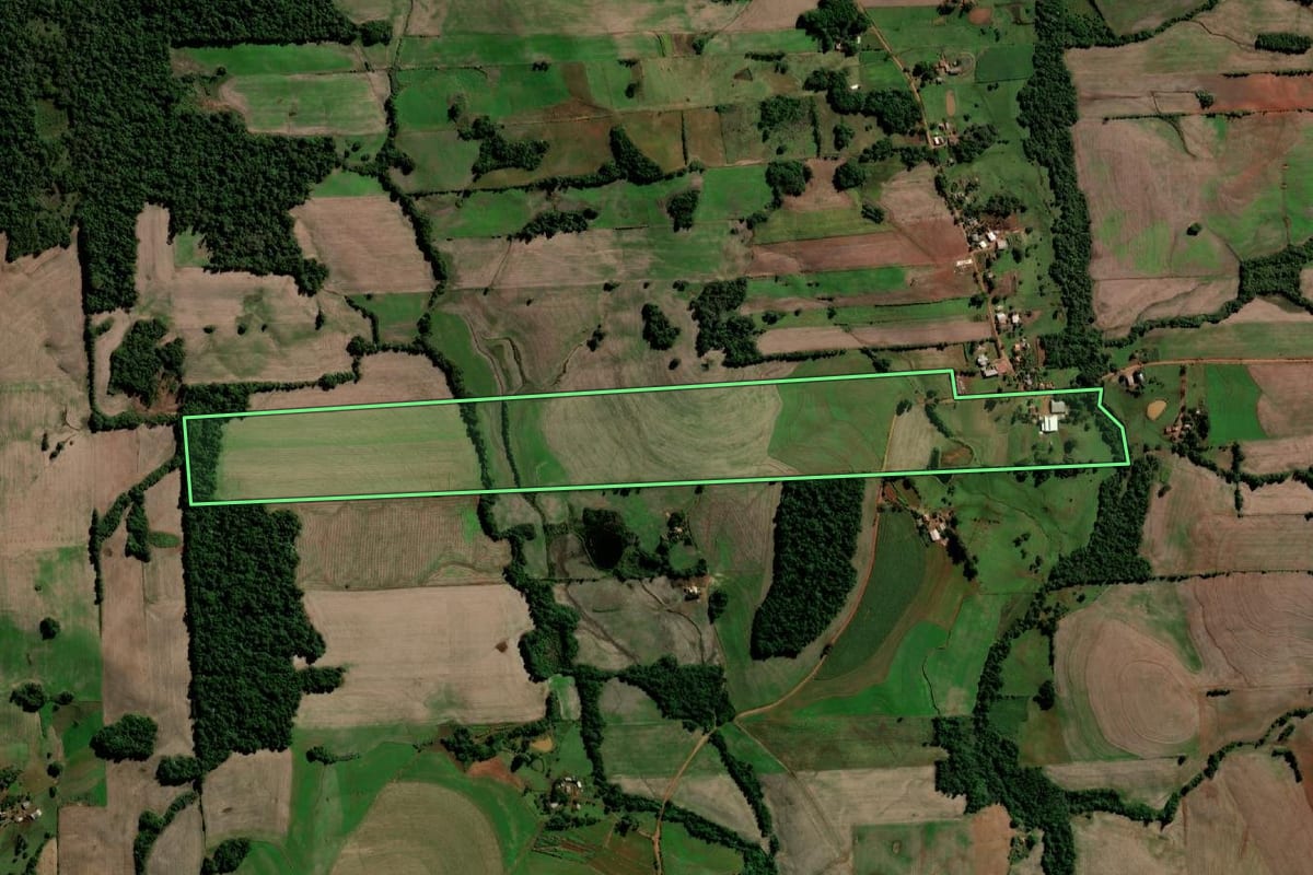 Imagem de satélite do imóvel rural em Santo Ângelo (RS), com o contorno declarado no CAR desenhado por cima.