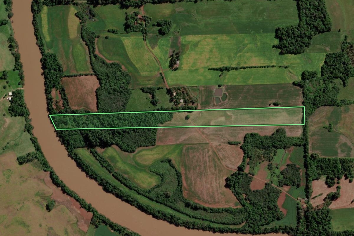 Imagem de satélite do imóvel rural em Santo Ângelo (RS), com o contorno declarado no CAR desenhado por cima.