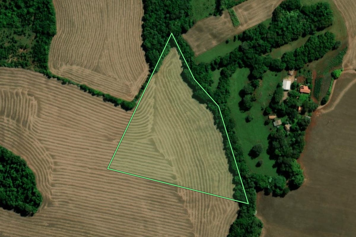 Imagem de satélite do imóvel rural em Santo Ângelo (RS), com o contorno declarado no CAR desenhado por cima.