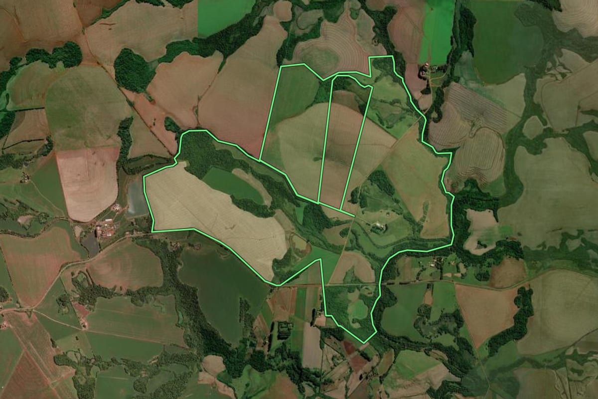 Imagem de satélite do imóvel rural em Santo Ângelo (RS), com o contorno declarado no CAR desenhado por cima.
