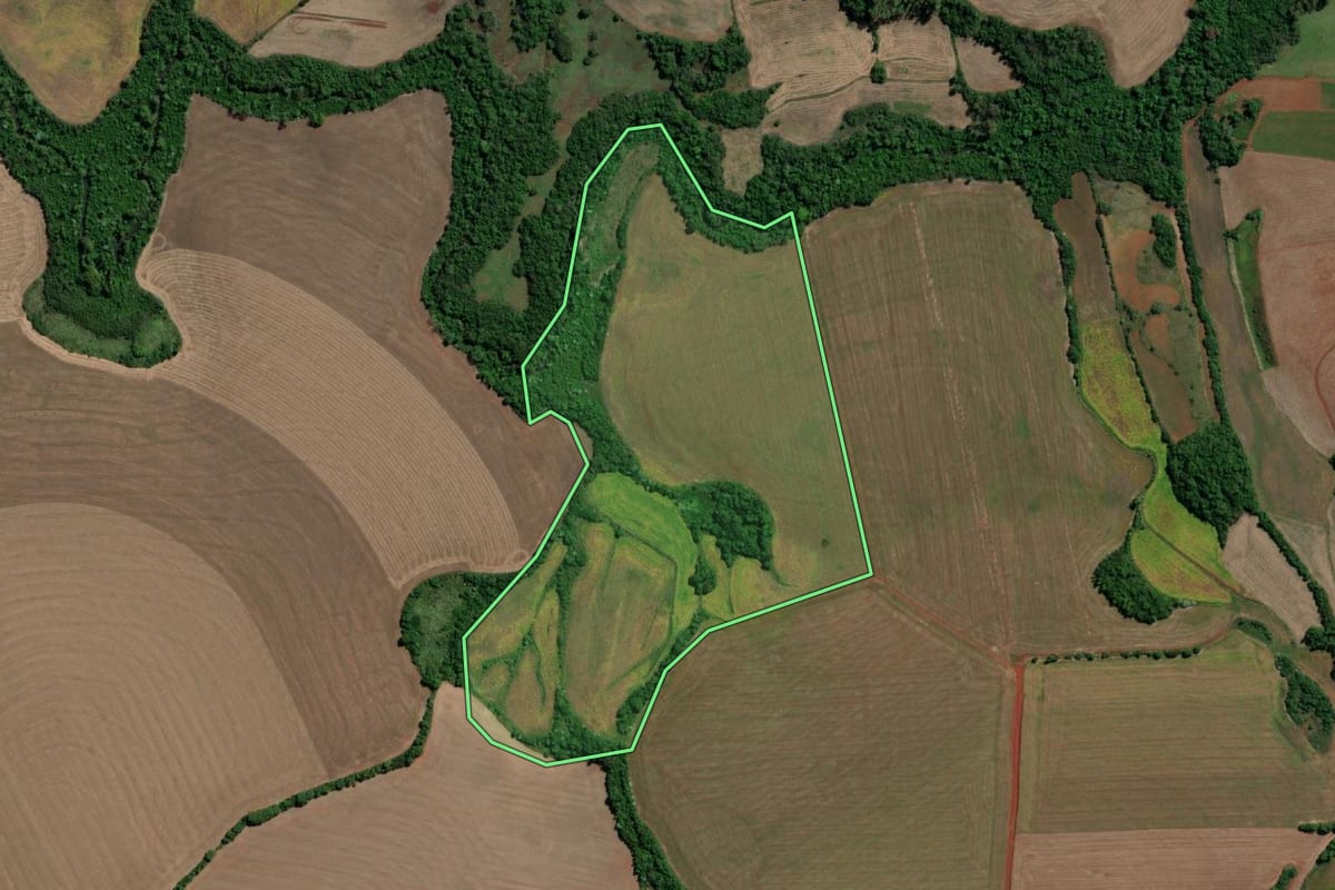 Imagem de satélite do imóvel rural em Santo Ângelo (RS), com o contorno declarado no CAR desenhado por cima.