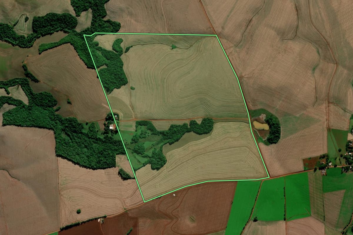 Imagem de satélite do imóvel rural em Santo Ângelo (RS), com o contorno declarado no CAR desenhado por cima.