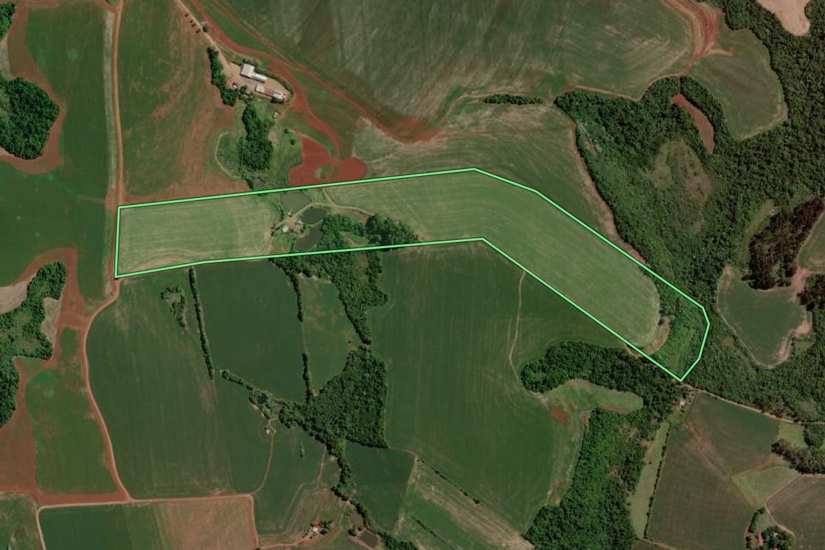 Imagem de satélite do imóvel rural em Santo Ângelo (RS), com o contorno declarado no CAR desenhado por cima.