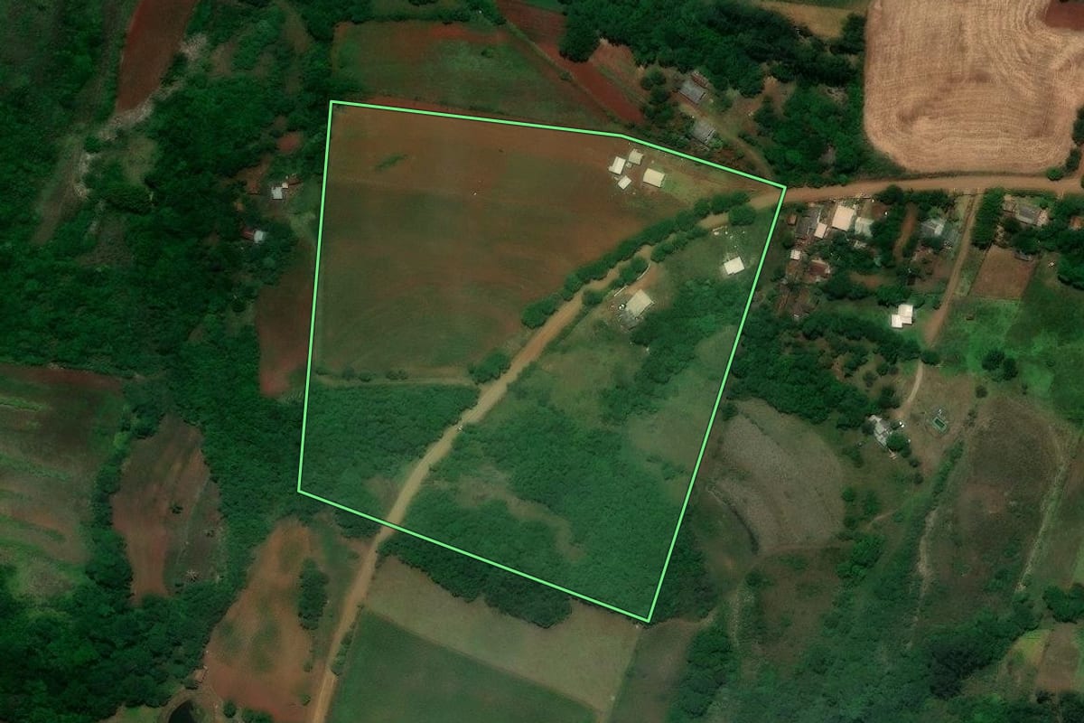 Imagem de satélite do imóvel rural em Santo Ângelo (RS), com o contorno declarado no CAR desenhado por cima.