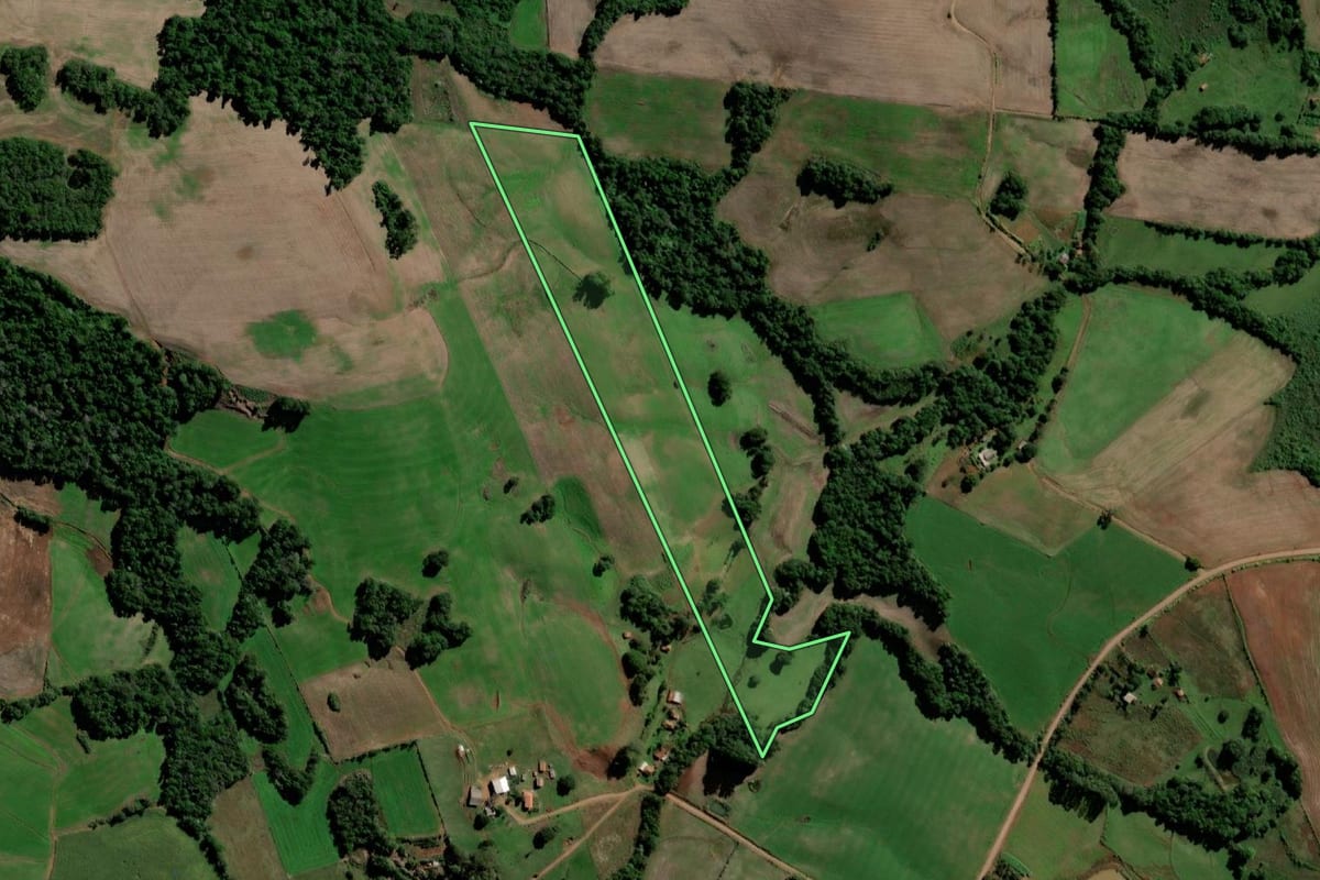 Imagem de satélite do imóvel rural em Santo Ângelo (RS), com o contorno declarado no CAR desenhado por cima.