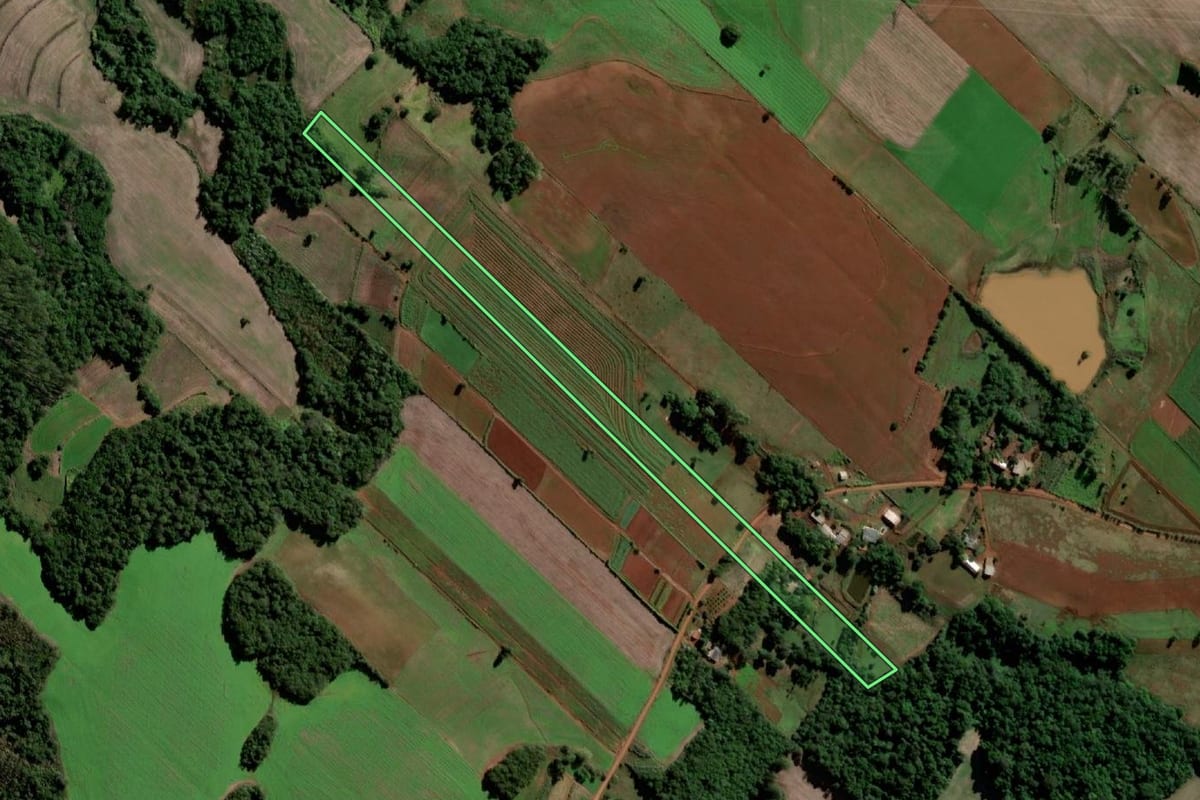 Imagem de satélite do imóvel rural em Santo Ângelo (RS), com o contorno declarado no CAR desenhado por cima.