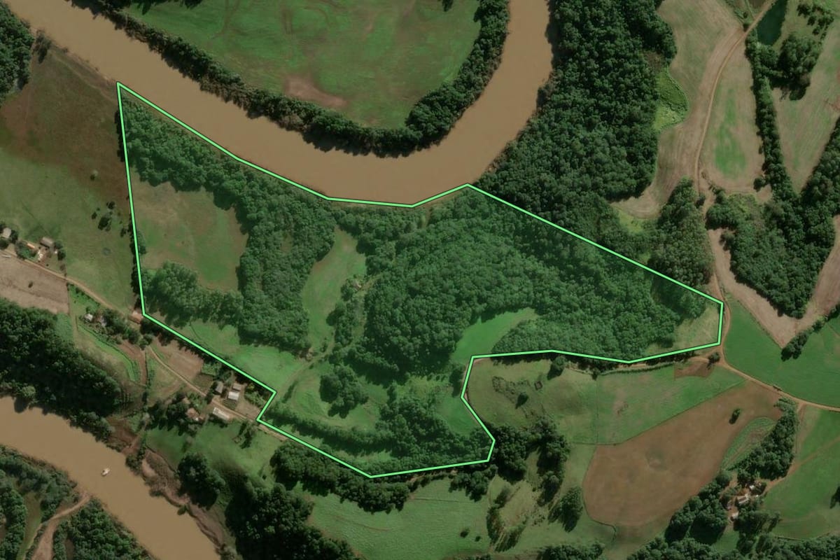 Imagem de satélite do imóvel rural em Santo Ângelo (RS), com o contorno declarado no CAR desenhado por cima.