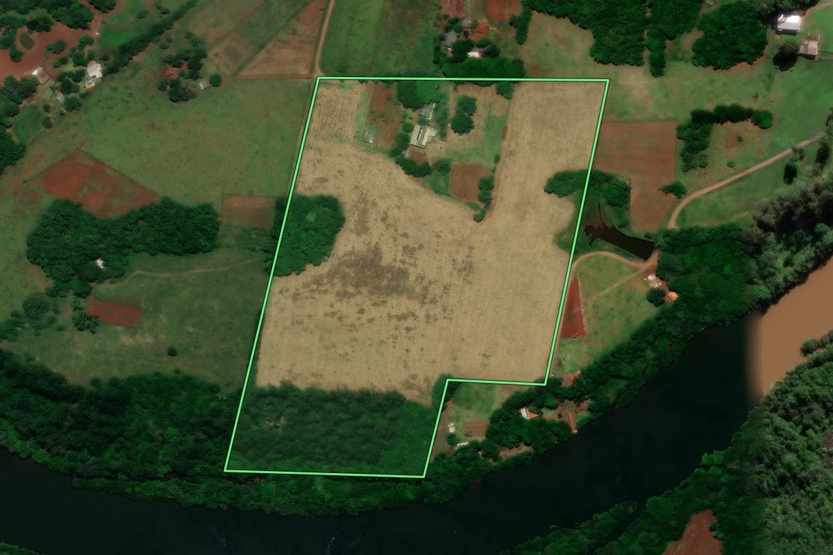 Imagem de satélite do imóvel rural em Santo Ângelo (RS), com o contorno declarado no CAR desenhado por cima.