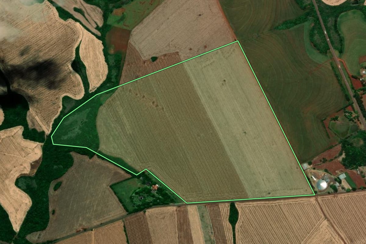 Imagem de satélite do imóvel rural em Santo Ângelo (RS), com o contorno declarado no CAR desenhado por cima.