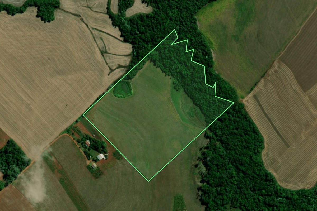 Imagem de satélite do imóvel rural em Santo Ângelo (RS), com o contorno declarado no CAR desenhado por cima.