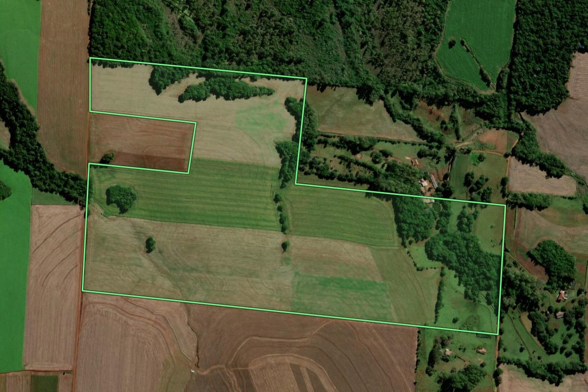 Imagem de satélite do imóvel rural em Santo Ângelo (RS), com o contorno declarado no CAR desenhado por cima.
