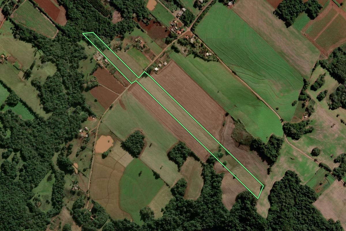 Imagem de satélite do imóvel rural em Santo Ângelo (RS), com o contorno declarado no CAR desenhado por cima.