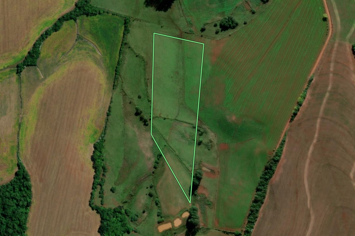 Imagem de satélite do imóvel rural em Santo Ângelo (RS), com o contorno declarado no CAR desenhado por cima.