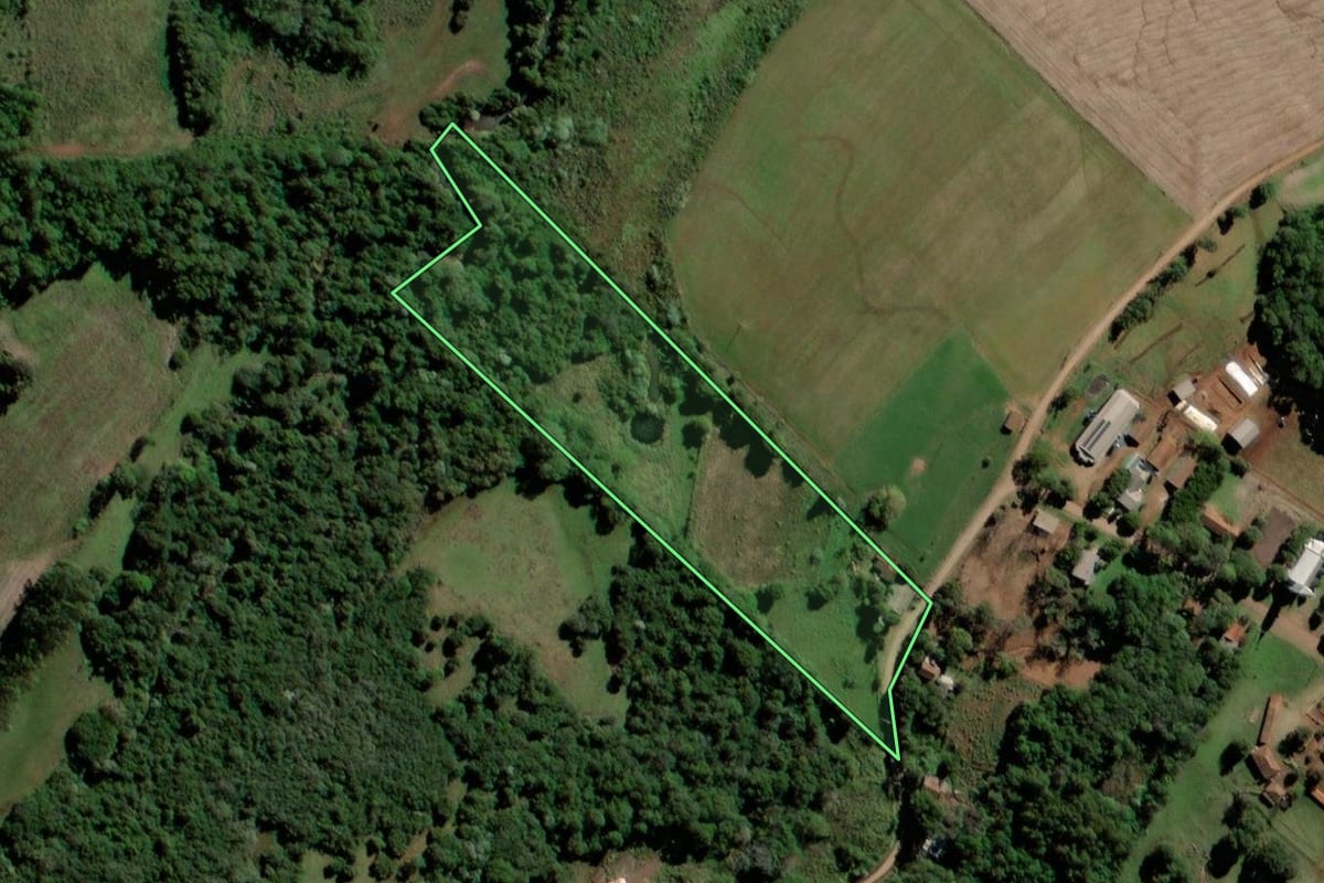 Imagem de satélite do imóvel rural em Santo Ângelo (RS), com o contorno declarado no CAR desenhado por cima.