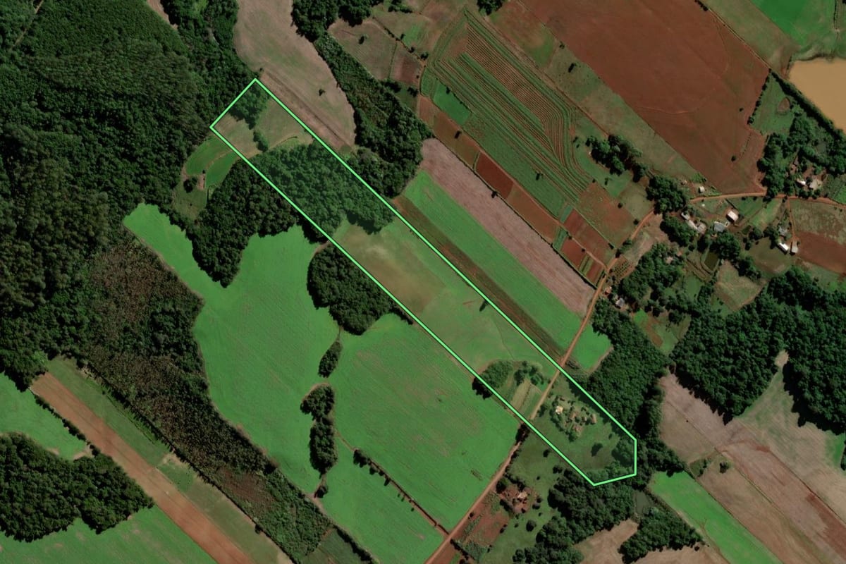 Imagem de satélite do imóvel rural em Santo Ângelo (RS), com o contorno declarado no CAR desenhado por cima.