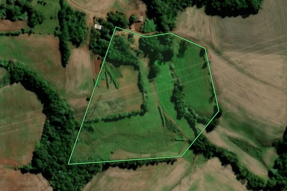Imagem de satélite do imóvel rural em Santo Ângelo (RS), com o contorno declarado no CAR desenhado por cima.