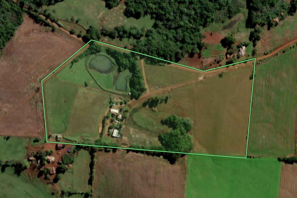 Imagem de satélite do imóvel rural em Santo Ângelo (RS), com o contorno declarado no CAR desenhado por cima.