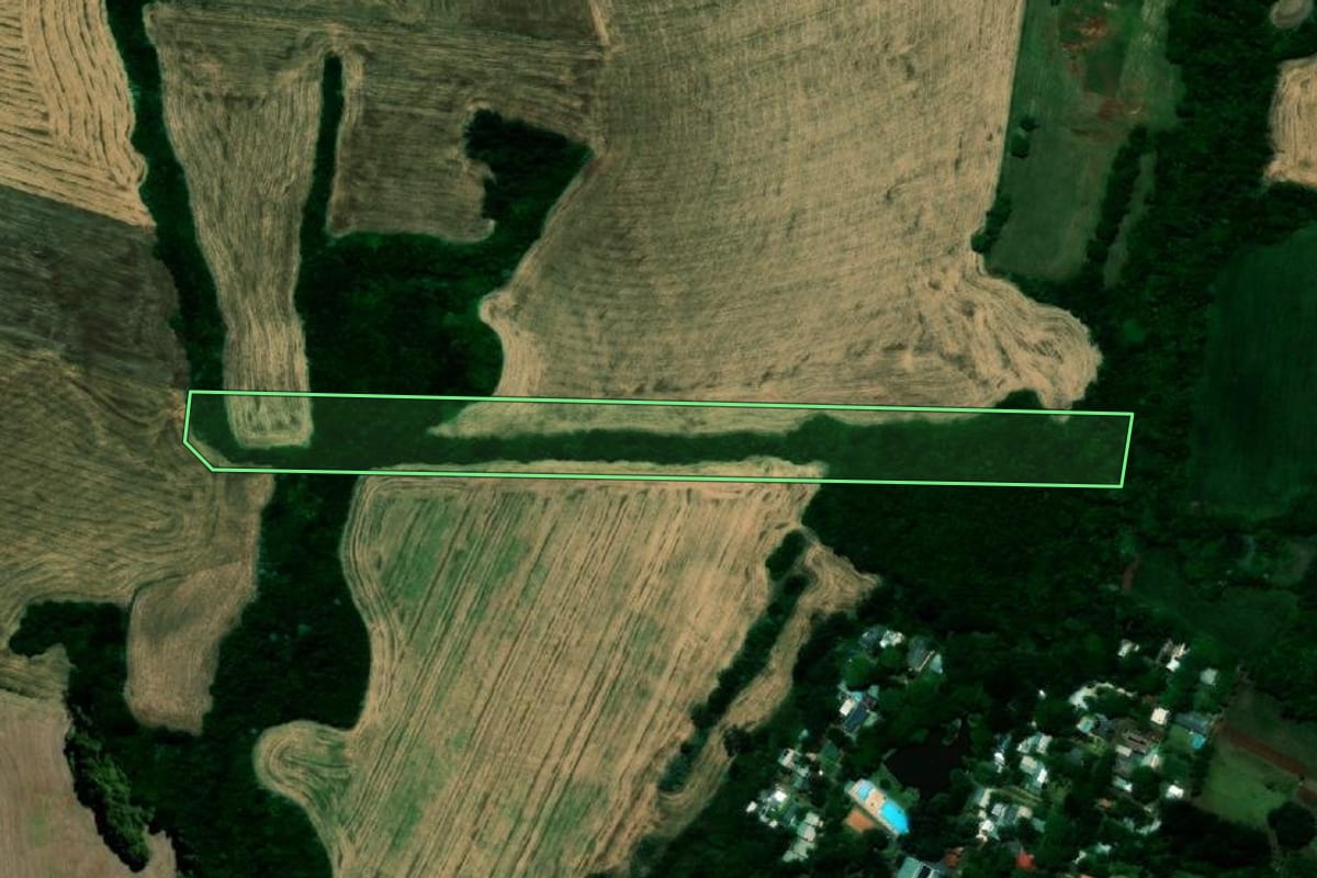 Imagem de satélite do imóvel rural em Santo Ângelo (RS), com o contorno declarado no CAR desenhado por cima.