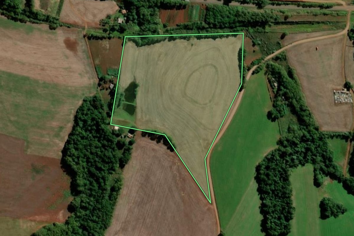 Imagem de satélite do imóvel rural em Santo Ângelo (RS), com o contorno declarado no CAR desenhado por cima.