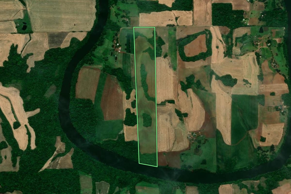 Imagem de satélite do imóvel rural em Santo Ângelo (RS), com o contorno declarado no CAR desenhado por cima.