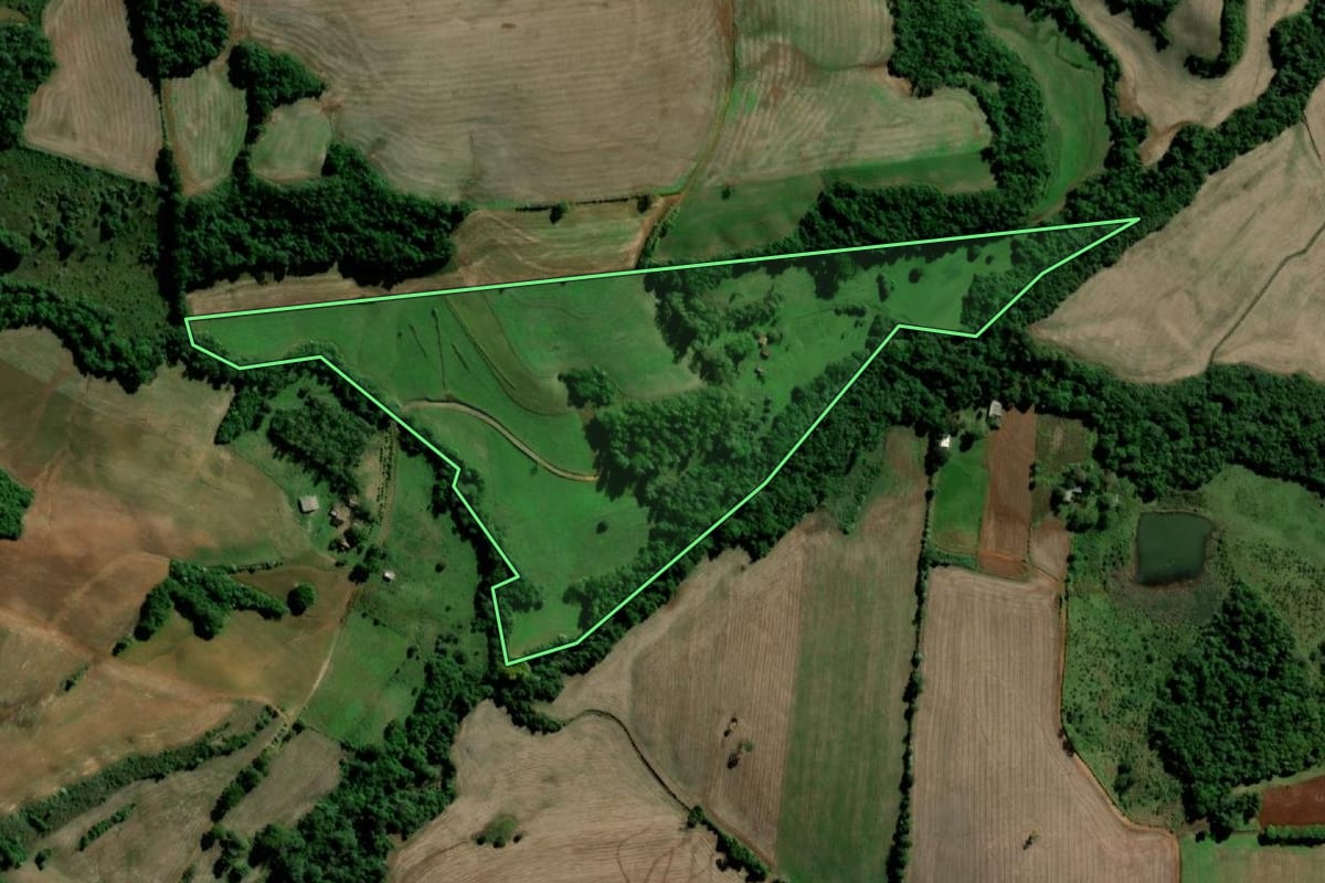 Imagem de satélite do imóvel rural em Santo Ângelo (RS), com o contorno declarado no CAR desenhado por cima.