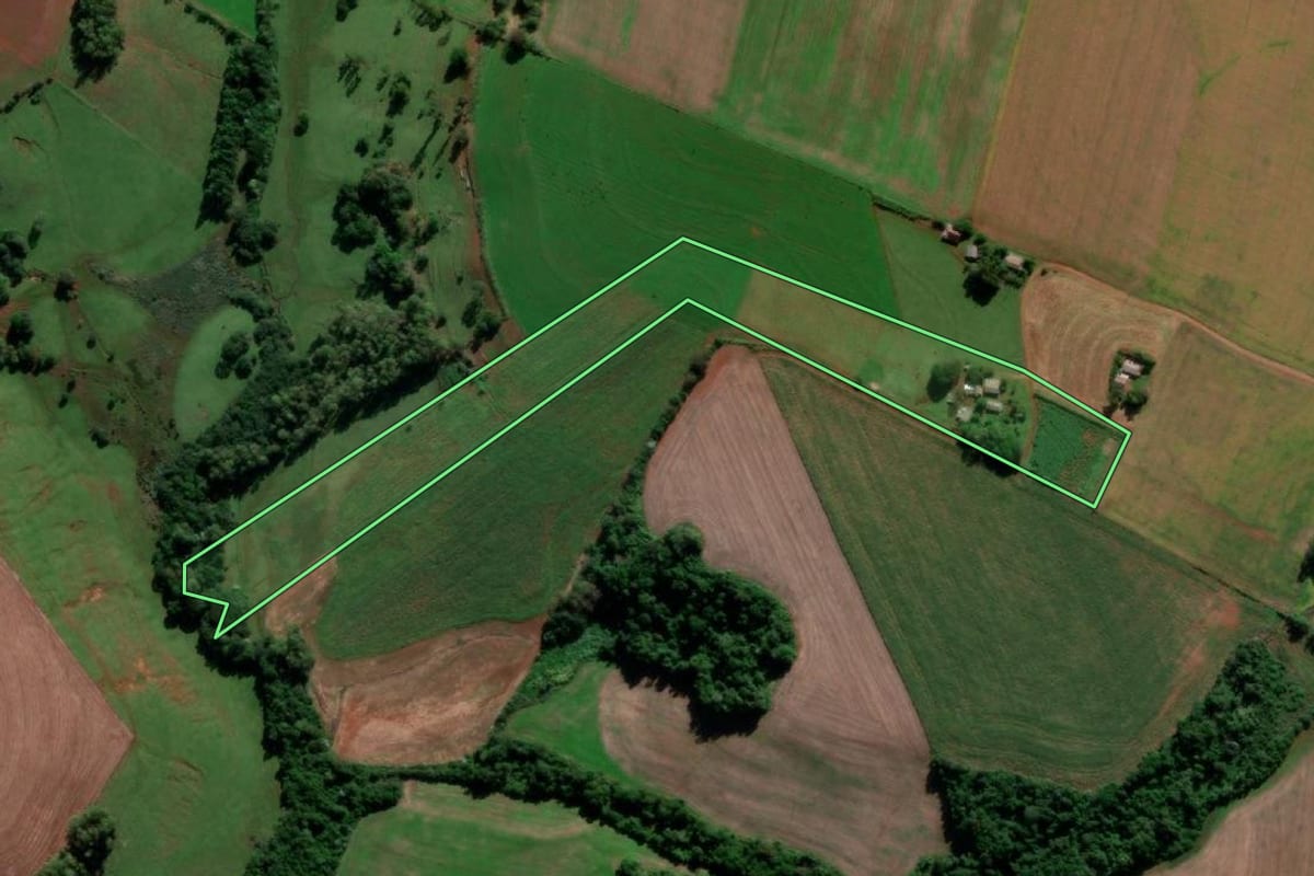 Imagem de satélite do imóvel rural em Santo Ângelo (RS), com o contorno declarado no CAR desenhado por cima.