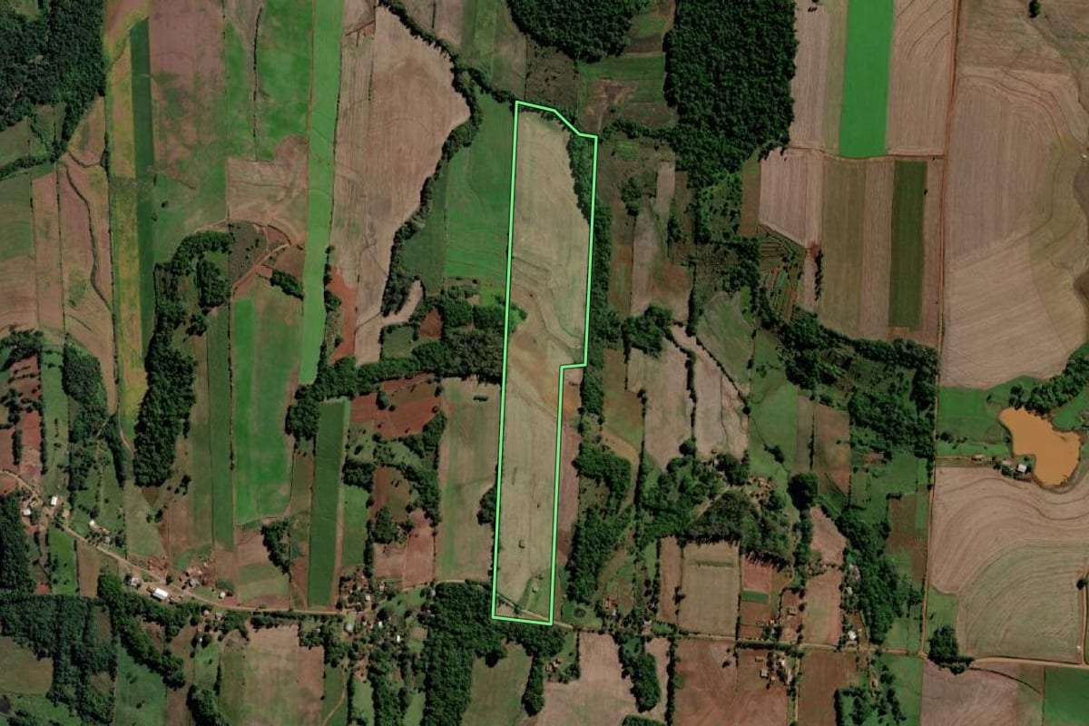 Imagem de satélite do imóvel rural em Santo Ângelo (RS), com o contorno declarado no CAR desenhado por cima.