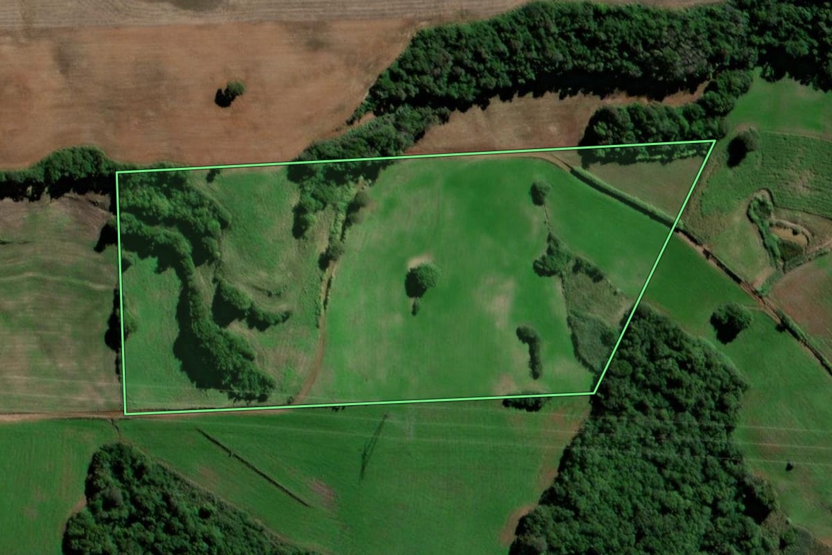Imagem de satélite do imóvel rural em Santo Ângelo (RS), com o contorno declarado no CAR desenhado por cima.