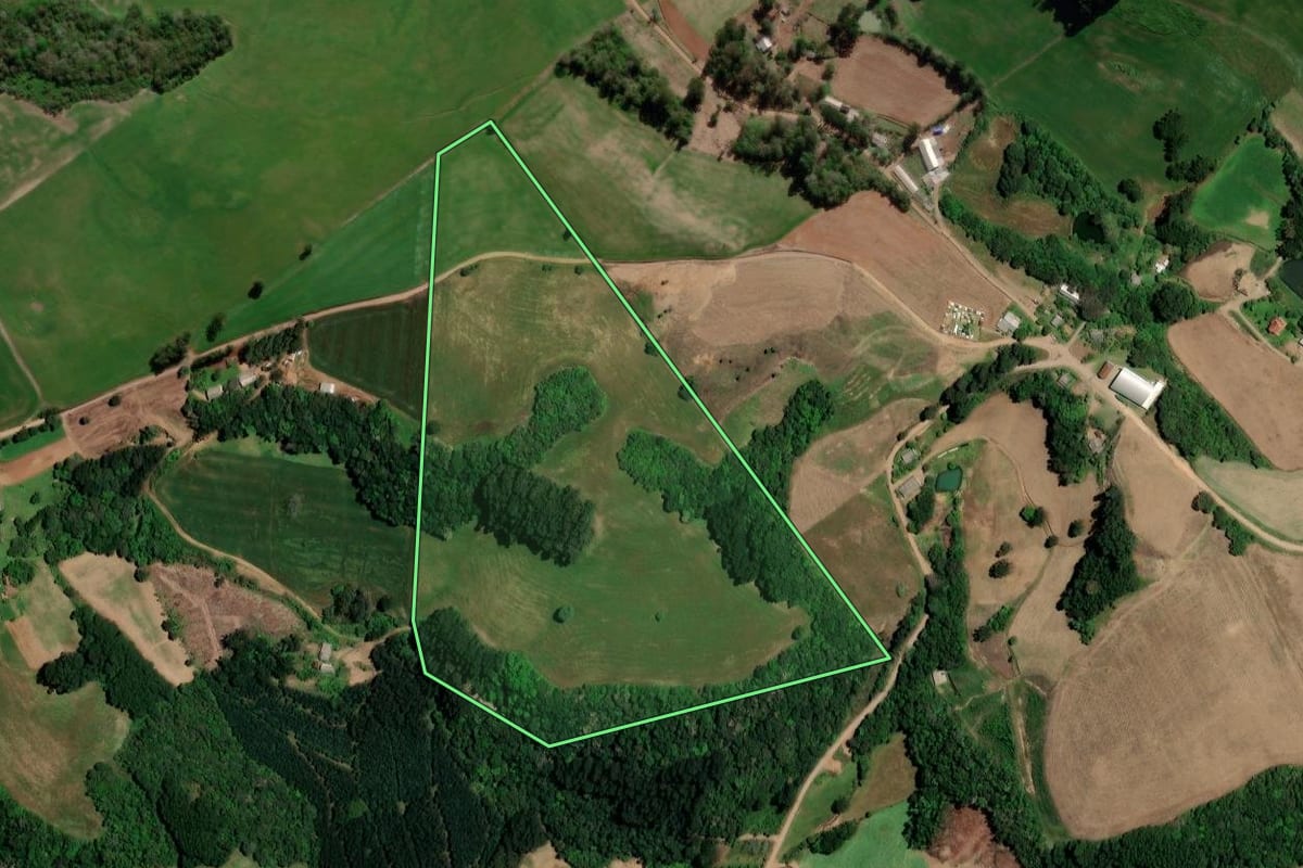 Imagem de satélite do imóvel rural em Santo Antônio do Palma (RS), com o contorno declarado no CAR desenhado por cima.