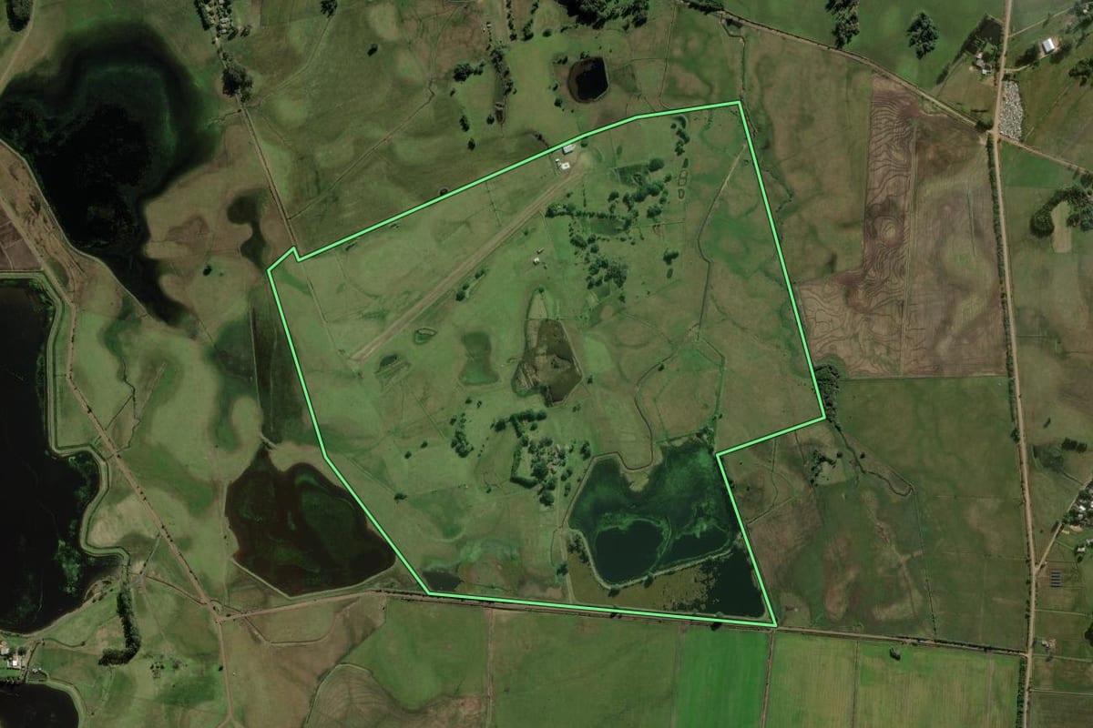 Imagem de satélite do imóvel rural em Santo Antônio da Patrulha (RS), com o contorno declarado no CAR desenhado por cima.