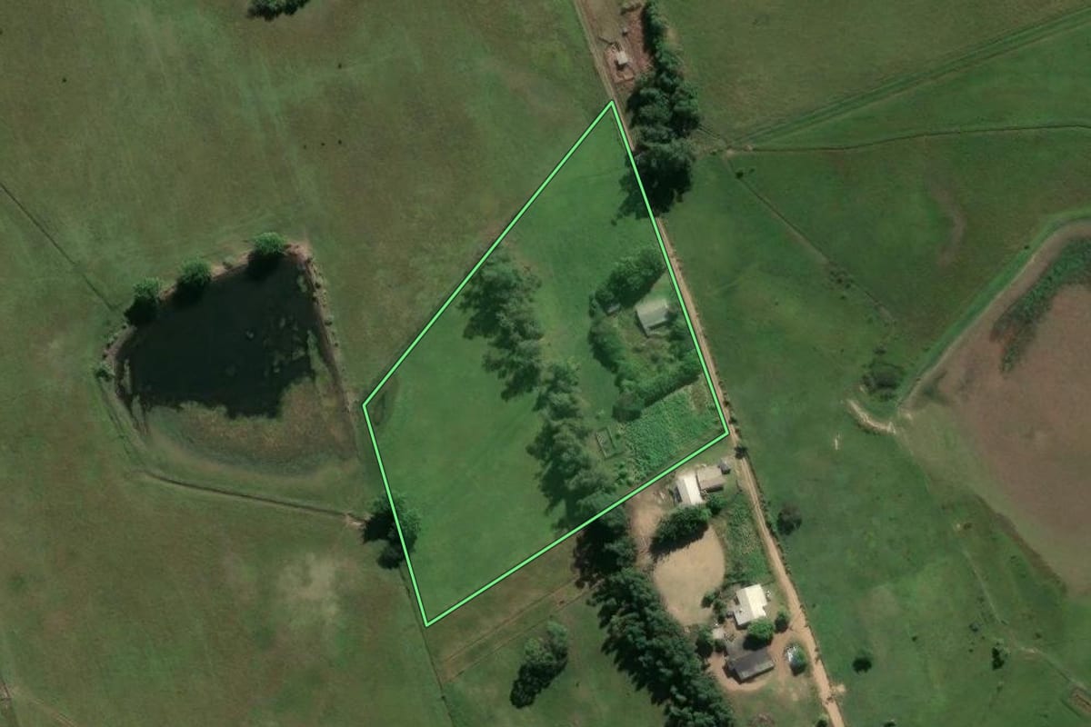 Imagem de satélite do imóvel rural em Santo Antônio da Patrulha (RS), com o contorno declarado no CAR desenhado por cima.