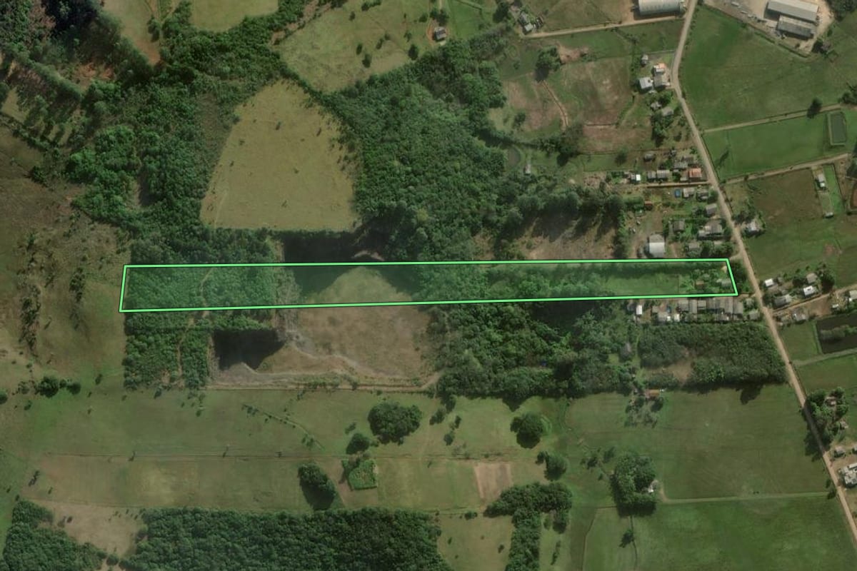 Imagem de satélite do imóvel rural em Santo Antônio da Patrulha (RS), com o contorno declarado no CAR desenhado por cima.
