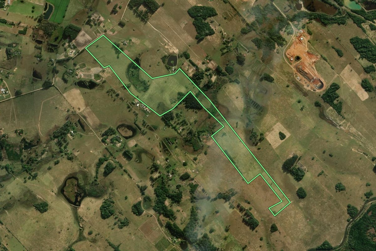 Imagem de satélite do imóvel rural em Santo Antônio da Patrulha (RS), com o contorno declarado no CAR desenhado por cima.