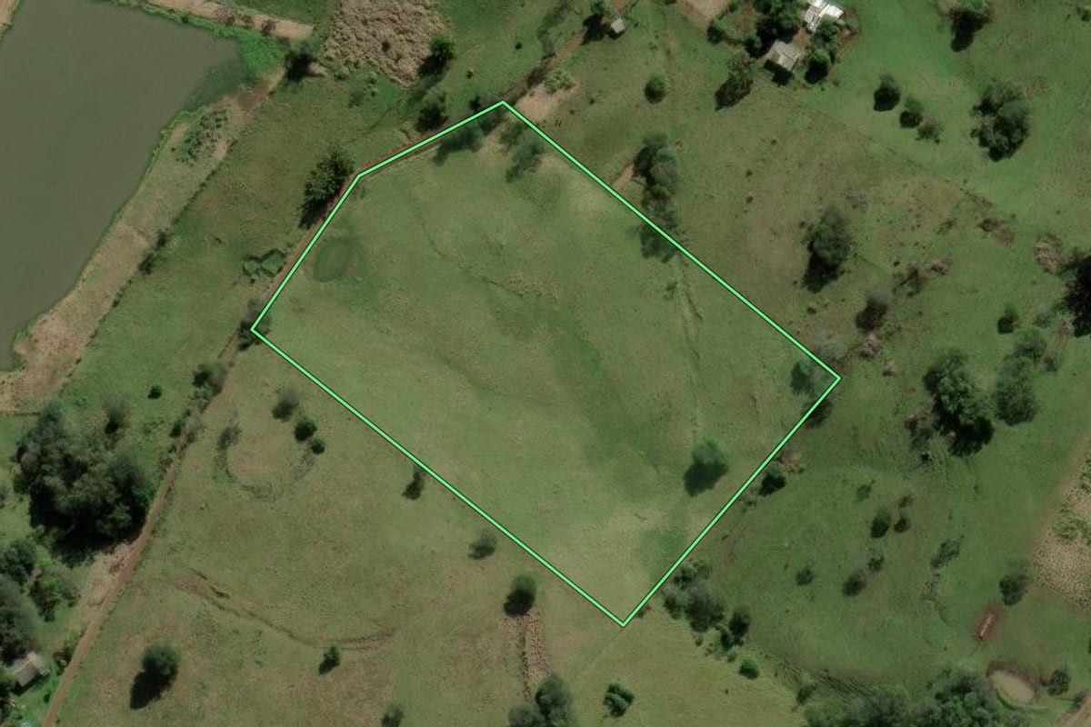 Imagem de satélite do imóvel rural em Santo Antônio da Patrulha (RS), com o contorno declarado no CAR desenhado por cima.