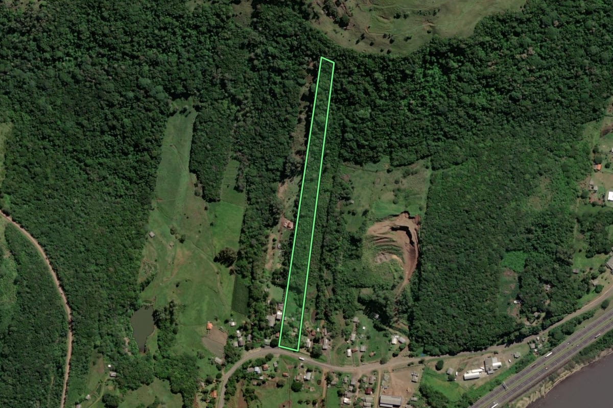 Imagem de satélite do imóvel rural em Santo Antônio da Patrulha (RS), com o contorno declarado no CAR desenhado por cima.