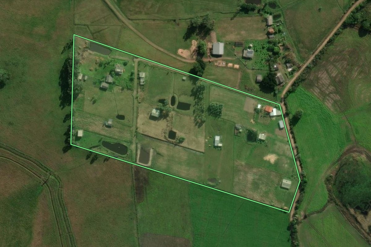 Imagem de satélite do imóvel rural em Santo Antônio da Patrulha (RS), com o contorno declarado no CAR desenhado por cima.