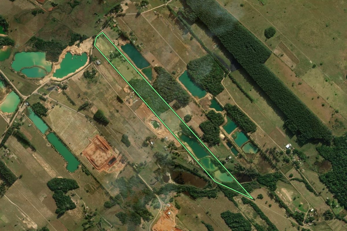 Imagem de satélite do imóvel rural em Santo Antônio da Patrulha (RS), com o contorno declarado no CAR desenhado por cima.