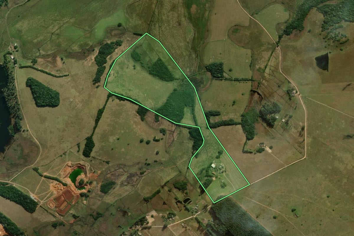Imagem de satélite do imóvel rural em Santo Antônio da Patrulha (RS), com o contorno declarado no CAR desenhado por cima.