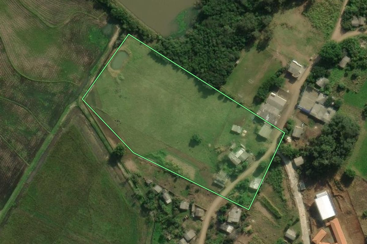Imagem de satélite do imóvel rural em Santo Antônio da Patrulha (RS), com o contorno declarado no CAR desenhado por cima.