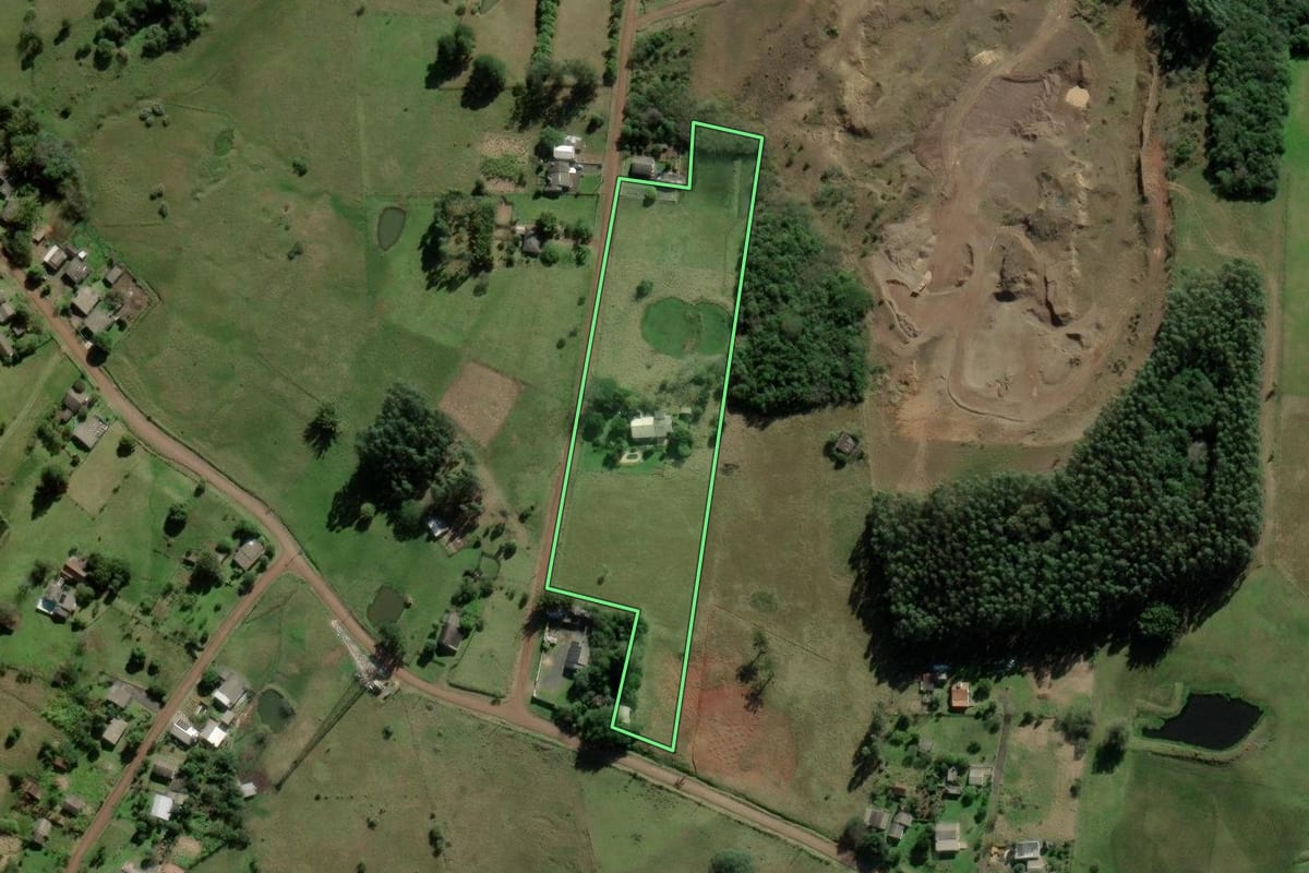 Imagem de satélite do imóvel rural em Santo Antônio da Patrulha (RS), com o contorno declarado no CAR desenhado por cima.