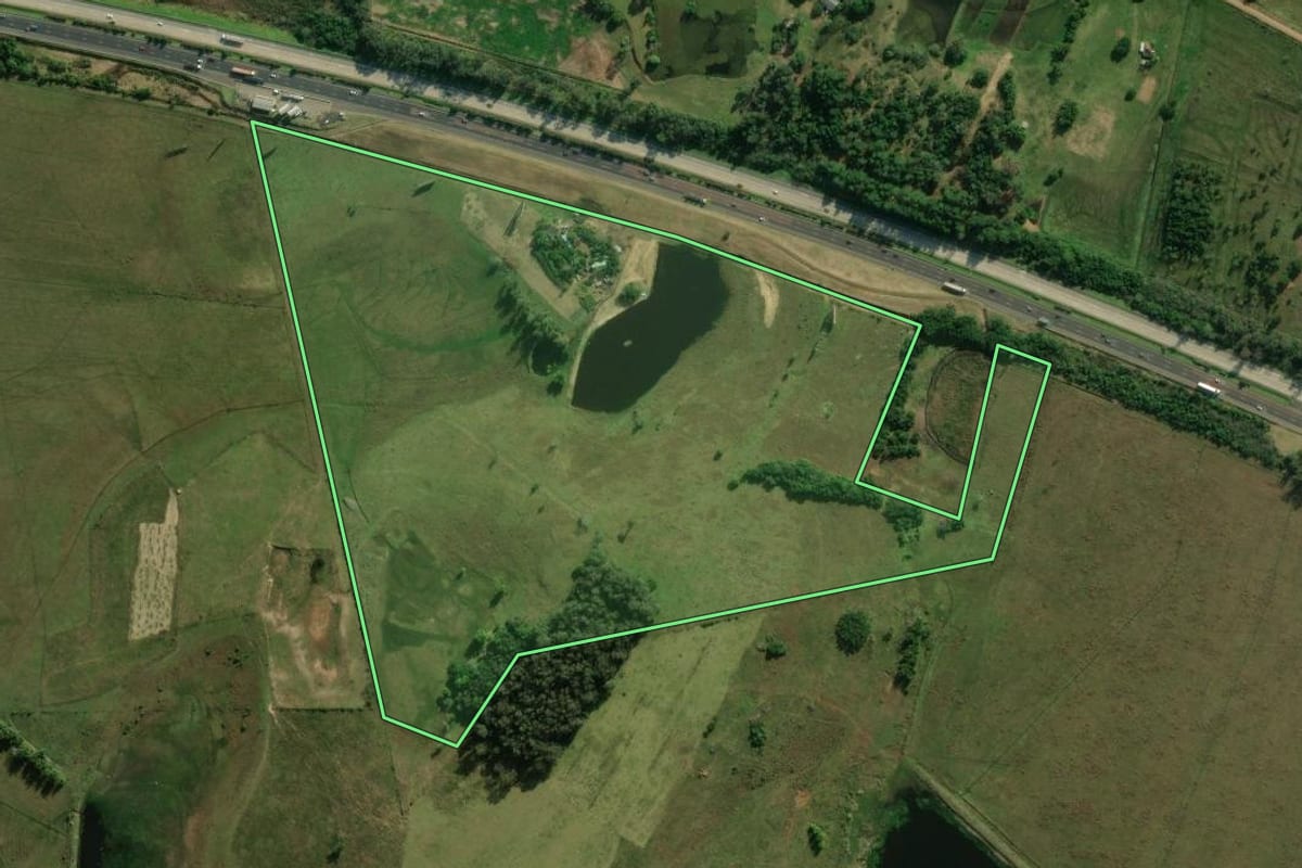 Imagem de satélite do imóvel rural em Santo Antônio da Patrulha (RS), com o contorno declarado no CAR desenhado por cima.