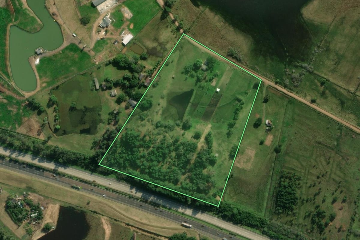 Imagem de satélite do imóvel rural em Santo Antônio da Patrulha (RS), com o contorno declarado no CAR desenhado por cima.