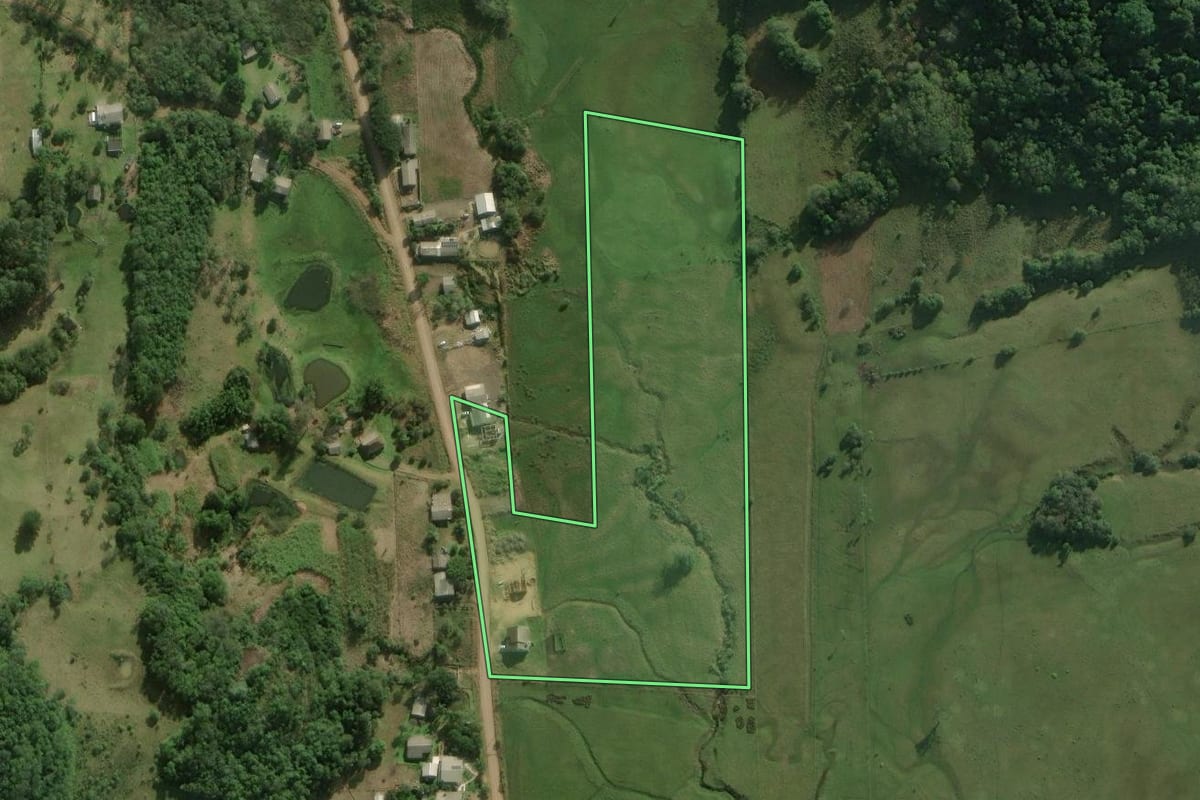 Imagem de satélite do imóvel rural em Santo Antônio da Patrulha (RS), com o contorno declarado no CAR desenhado por cima.