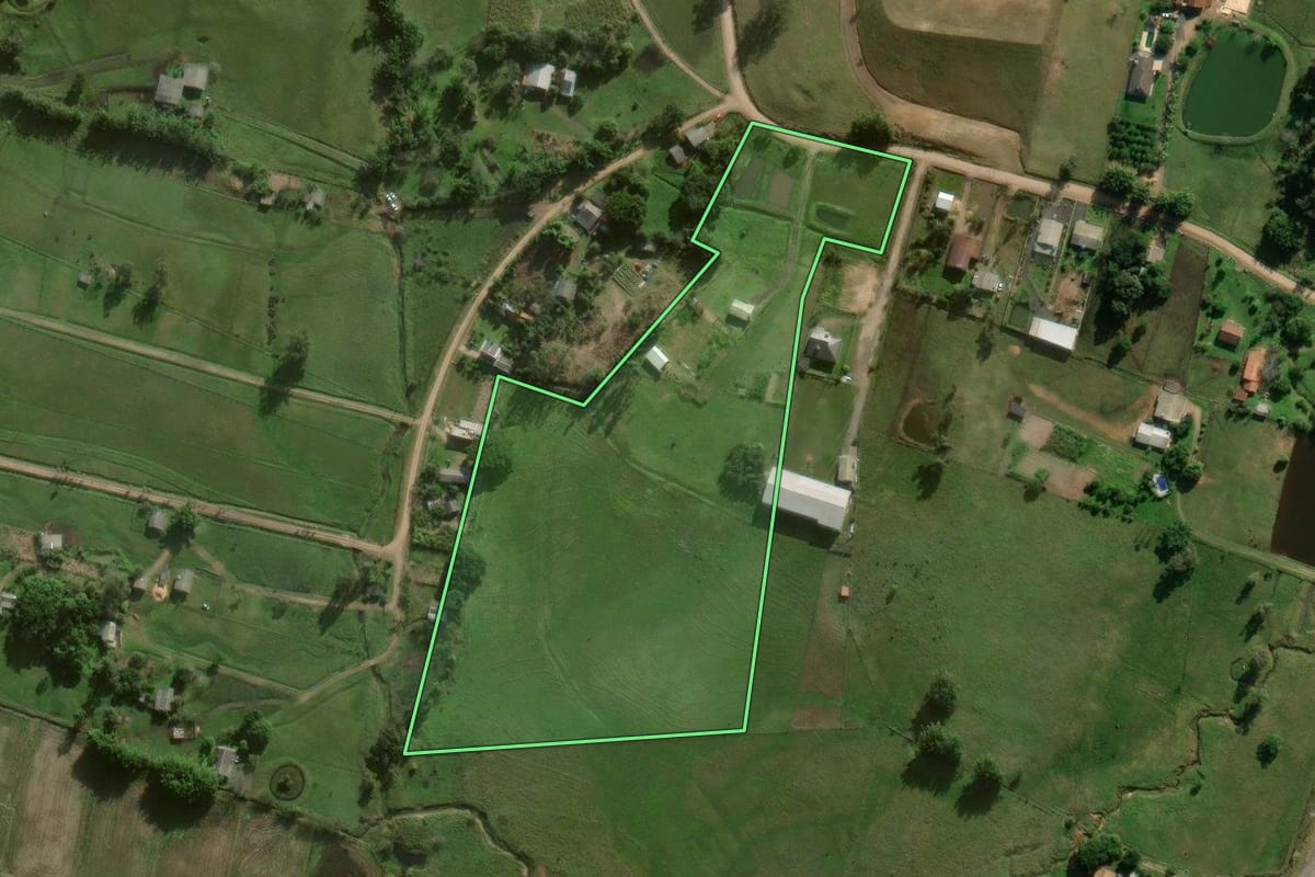 Imagem de satélite do imóvel rural em Santo Antônio da Patrulha (RS), com o contorno declarado no CAR desenhado por cima.