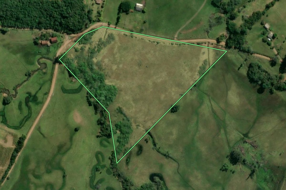 Imagem de satélite do imóvel rural em Santo Antônio da Patrulha (RS), com o contorno declarado no CAR desenhado por cima.