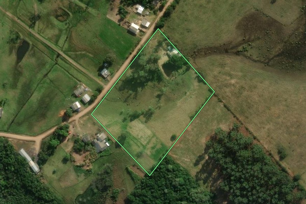 Imagem de satélite do imóvel rural em Santo Antônio da Patrulha (RS), com o contorno declarado no CAR desenhado por cima.